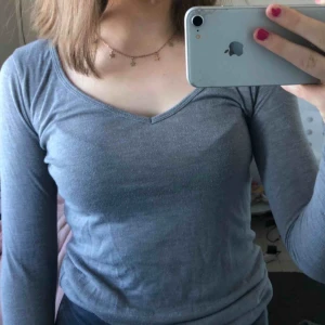  - Fin tröja från Hollister! Sitter bra men är lite nopprig (går att fixa) där av de billiga priset!💜💜 