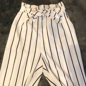  - Byxor från Zara med superfin passform. Har knytning, knappar och dragkedja vid midjan. 