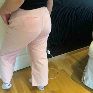  - Ett par rosa Manchester byxor som är använda 1 gång. Har bra passform och är väldigt bekväma! 