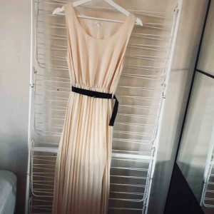  - Ljusbeige klänning från Nelly. Storlek small. Supersöt! Endast använd en gång! Frakt kostar 79kr