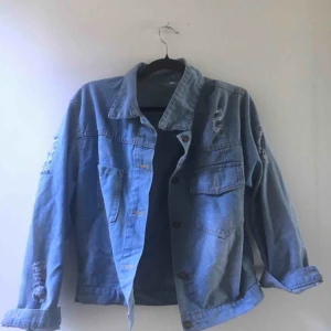  - Baggy jeansjacka nytt skick. Du står för frakt😁 Kolla även in mina andra plagg då jag säljer alla kläder under 60kr oavsett tidigare pris!