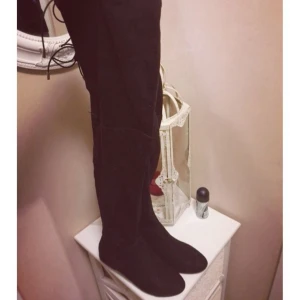 Knä stövlar  - Svarta knä stövlar. Storlek 37 