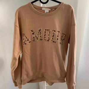  - Snygg beige sweatshirt Storlek xs men stor i storleken. Kan absolut bäras av en S/M. Lite nopprig pga tvätt. Se andra bilden. 