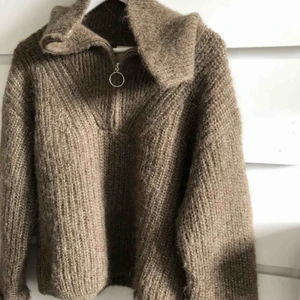  - Superfin stickad tröja från H&M i fint material (alpaca blend). Nästintill oanvänd. Nypris: 700 kr Frakt tillkommer, kan annars mötas upp i stockholmsområdet 