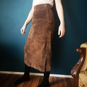 Lång mocka-kjol - Lång brun kjol i mocka-liknande material 🌻🦋 (storlek 34/36) Frakt tillkommer! 