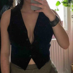  - Asball vintage väst i mörkblått. Typ mocka tyg framtill å mer siden ish bak.  Super cool att ha till typ kostymbyxor eller en kjol!! Ett kap!🍬🍬