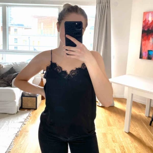  - Superfint linne med spetskant från Rut & Circle. Knappt använt⭐️