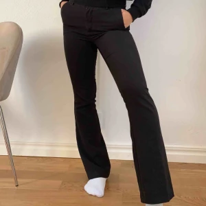  - Svarta utsvängda kostymbyxor XS från bikbok i mycket fint skick! Endast använda ett fåtal gånger. Passar längden 1,60-1,65 cirkus. Köparen står för frakt 59kr (inga undantag)💝 vid upphämtning endast swisch💞