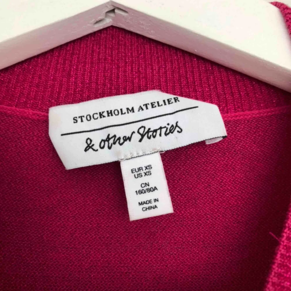 Fin rosaglittrig tröja från &Other stories! Knappt använd så i väldigt gott skick. Köparen står för frakt . Toppar.