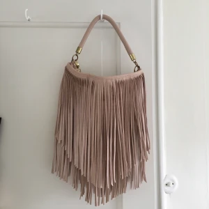 Väska H&M - Fransig väska från HM i dusty pink
