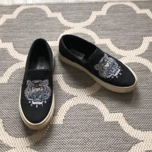 Kenzo skor i storlek 38. - Köpta förra året, inte jätte använda. Sitter precis som andra skor i storlek 38!! Buda i DM!