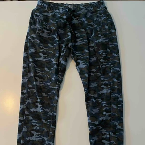  - Camouflerade mjukisbyxor från Intersport. 