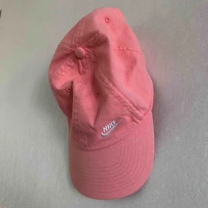  - ROSA KEPS SÅLD. En keps en hatt. Hatten är rätt liten, typ strl 52. 