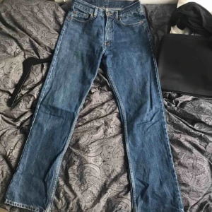  - Ett par blå jeans, köpt second hand. Säljer pga för små för mig