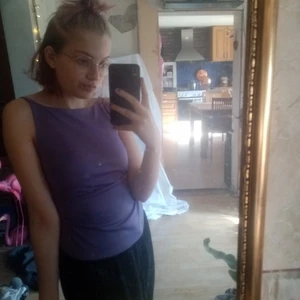 Lila linne - Supersnyggt lila linne med snörning i bak. Eftersom det är snörning så passar det till de flesta storlekar. Köparen står för frakt