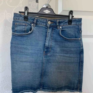  - Sparsamt använd jeanskjol från Zara i strl M passar en S/M.  Priset är inkl frakt 🦋