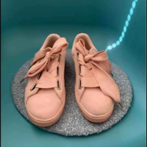  - Fina rosa puma sneakers i fint skick. 