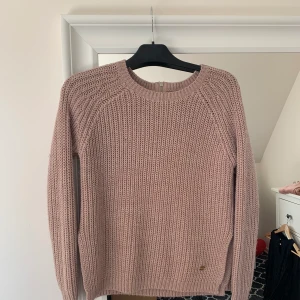 Stickad tröja - Stickad tröja i en gammal rosa färg, har en blixtlås i ryggen,  använd ett få tal gånger 😊 *köparen får själv stå för frakten*