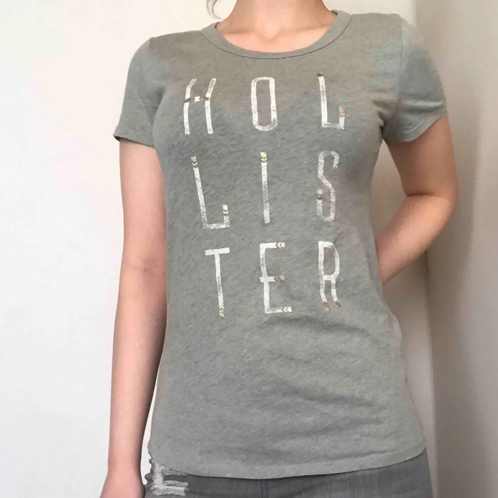 Fin t-shirt från Hollister i storlek S! Bra skick. Köparen står för frakten men kan även mötas upp i Uppsala, Knivsta eller Sigtuna. Tveka inte att fråga mig om något!. T-shirts.