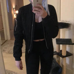 Bomberjacka - Skön, passar bra nu i vår. Priset är inkl frakt 