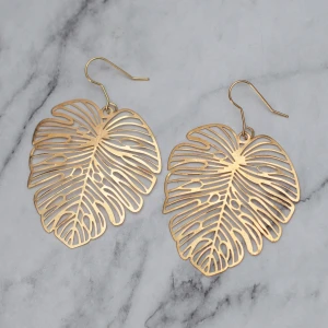 Örhängen monstera - Snygga örhängen med monsterablad. Material: mässing. Nickelfria. Fri frakt!