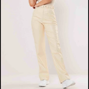 Beige skinn byxor - Beige läder byxor från missguided.                                 Aldrig använda  Säljer pga för stora.                                  Ser lite annorlunda ut i verkligheten, mina egna bilder gör byxorna lite gula men det liknar hemsidans bilder mer!Passar storlek 38-40
