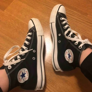  - Näst intill oanvända svarta converse. Rena o fräscha! Storlek 40! Lägg bud privat 🦋 bud ligger just nu på 250 🤩