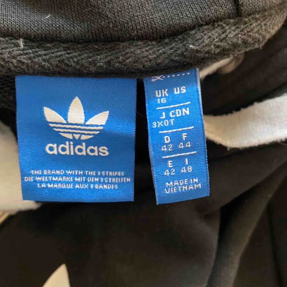 En adidas hoodie som blev väl använd för ett bra tag sedan. Lite utträddas färg men som man ser på bilden ser den relativt ny ut, inga slitningar. Fläckarna som syns ligger på spegeln🥰🥰🥰. Hoodies.