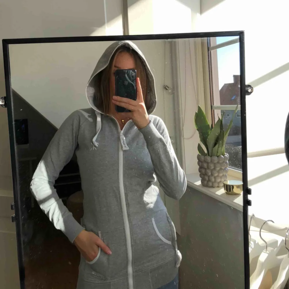Såå mysig grå lång hoodie med dragkedja hela vägen upp från OnePiece!🤍 är som helt ny i skicket!! frakt tillkommer för köparen🥰. Tröjor & Koftor.