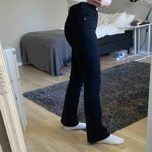  - Svarta bootcutjeans från Dr.Denim, nyskick. Jättesköna och sitter jättebra över rumpan och låren. Storleken är S i midjan och 32 i längd. Jag är 170cm och på mig sitter dem perfekt. Frakt tillkommer