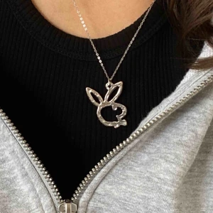  - Playboy berlock. Perfekt att sätta på egen kedja. Har flera i lager. 60kr styck inklusive frakt. 