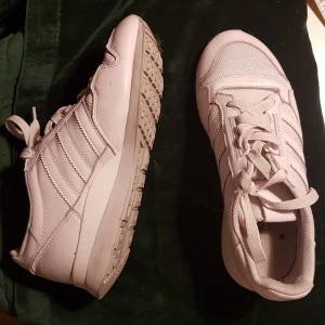  - Superfina skor från Adidas. Vita, sjukt sköna. Inte mkt använda