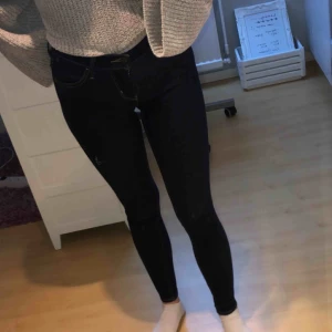  - Säljer de här skit snygga Levis jeansen. De är bara använda en gång så de är i jättebra skick! Jag är 167 och de sitter jättebra. Säljer de då jag inte gillar lågmidjade jeans! Modellen är 710