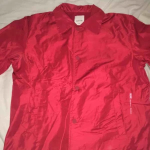  - Riktigt fin jacka från woodwood / mondano.  Utsidan är som en regnjacka men den är tjockare inuti  Nypris på denna var runt 2200kr när jag köpte den Endast provad då jag inte passar i rött tydligen hehe 