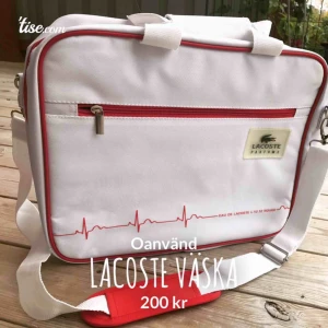  - Lacoste väska🐊 40x30cm, 10cm bred  Oanvänd nyskick  Köparen står för frakten ~90kr📦