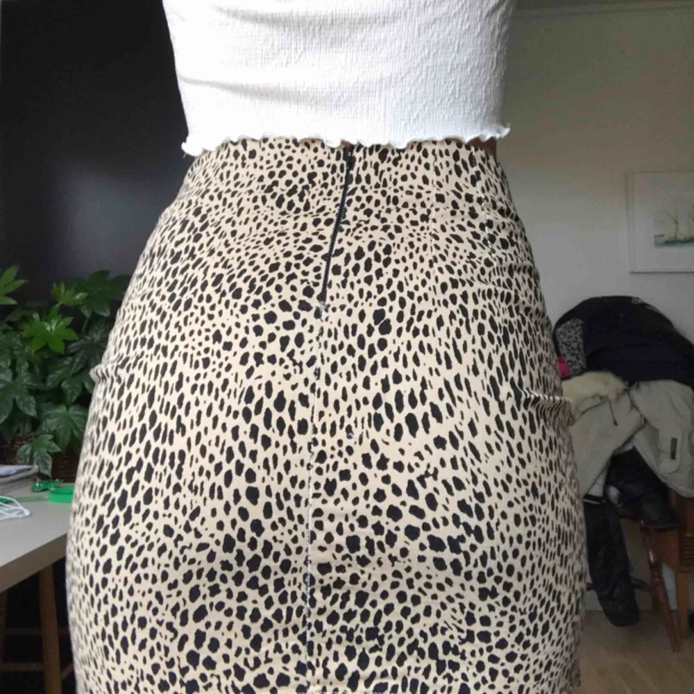 pris kan diskuteras, leopard kjol från brandy m. stretchigt material, dragkedja där bak. . Kjolar.