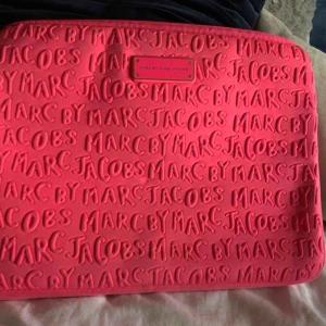  - Så fint Marc Jacobs datorfodral i fint skick! Köptes för 1399kr, fraktar eller möts upp i stockholm pris kan diskuteras