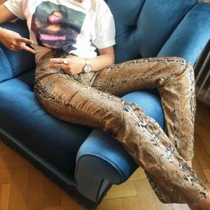  - Huuuuur snygga är inte dessa ormskinnsbyxor???  Knappt använda! 