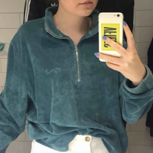  - Sååå fin half-zip tjocktröja från Polar i fint skick! Frakt på 40kr tillkommer :)