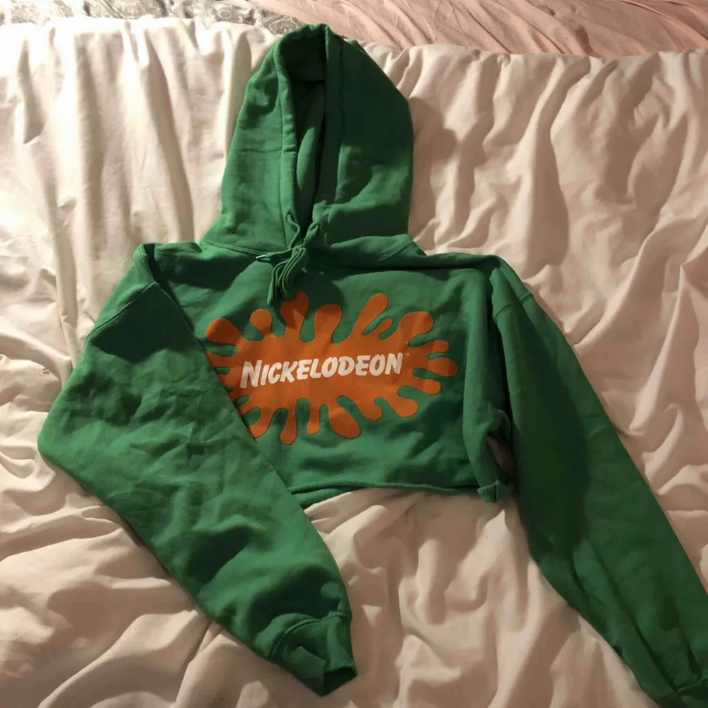 En croppad nikelodeon tröja från forever21 som jag köpte när jag var i new york 2017. Säljer den pga att jag knappt använt den. Kan mötas upp eller så står köparen för frakt. Hoodies.