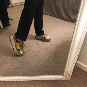  - Coola chunky sneakers från K Cobler i rött, gult, beiget o svart! Sköna och framförallt coola då dem har hög sula o utstickande färger!