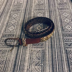  - Nitskärp i läder. Nypris 1200kr. Brunt läder och guldiga detaljer.