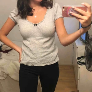 Odd Molly tshirt - Säljer min Odd Molly tshirt som jag köpte för två år sedan. Nypriset var 300kr, och den är knappt använd. Storleken är 1 vilket jag skulle säga motsvarar S. Köparen står för frakten.💓(Har även en likadan i vitt ifall någon är intresserad skriv☺️)