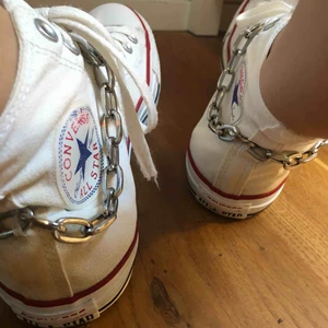  - egen designade converse!!   strl 40, vita, fint skick   om ni vill kan ni skicka (mötas upp i sthlm) era sneakers till mig så kan jag designa de på detta vis!!   skriv till mig ig: virusdesigns