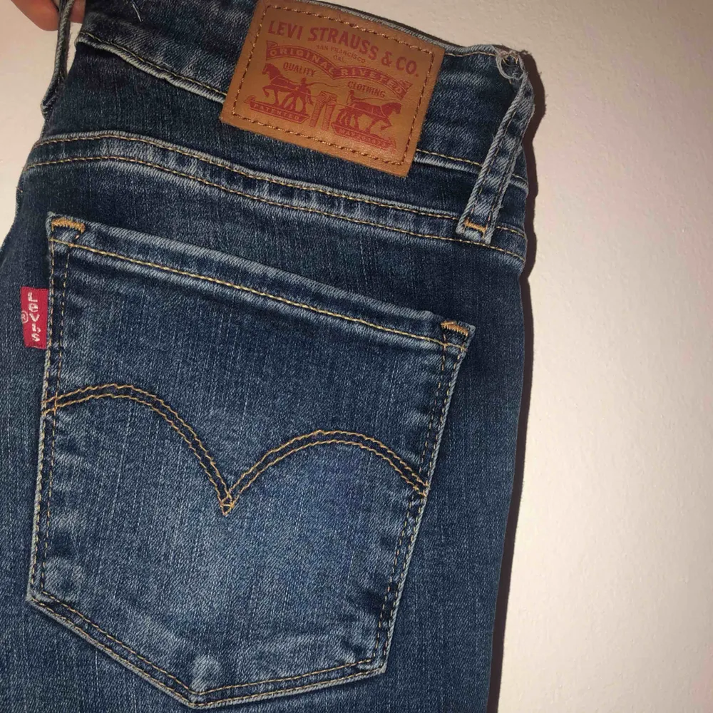Ett par mörkblåa Levis jeans i storleken W26 L30. Modellen är 711 skinny. De är i perfekt skick då de bara är använda ett fåtal gånger🤩💖. Jeans & Byxor.