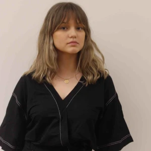  - En tunnare blus med vita sömmar, passar perfekt både till festligare tillfällen eller till vardags🥰  