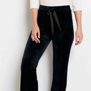  - Svart sammet byxa ifrån Lindex! Mysigt material och i fint skick. Storlek XS. 😊💘