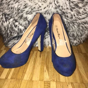  - Blåa klackskor i mocka imitation, endast använda vid 2 tillfällen utav mig. Dom är i storlek 38 och är köpta på din sko, Säljer dom för 50kr +frakt 