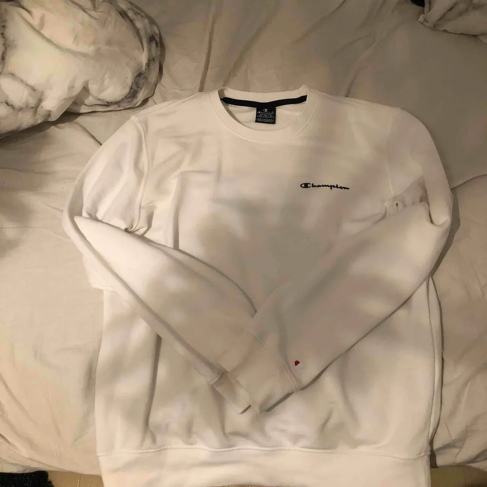 Säljer en vit champion sweatshirt använd 2 gånger köpare står på frakten . Hoodies.