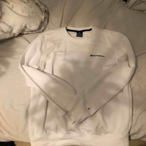 Säljer en vit champion sweatshirt använd 2 gånger köpare står på frakten 